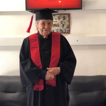Abuelita de 93 años, se gradúa en administración de empresas con excelentes calificaciones