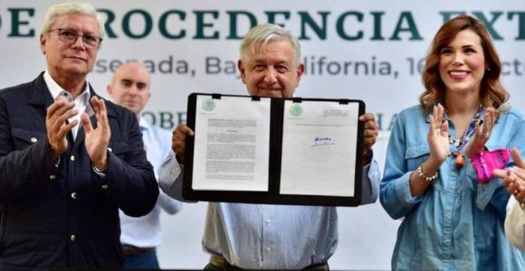 Firma AMLO acuerdo para regularizar autos chocolate