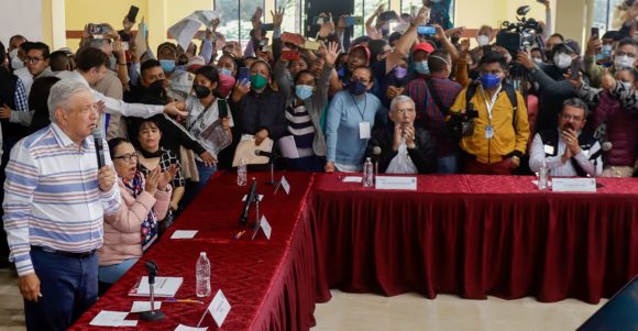 El pueblo me respalda: AMLO culpa a organizaciones sociales por portazo en Puebla