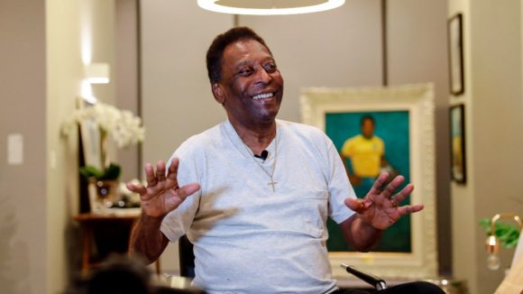 Pelé presenta mejoría, pero seguirá hospitalizado