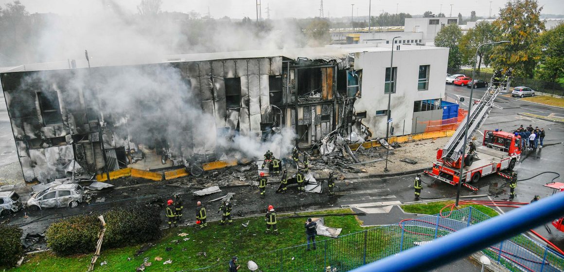 Mueren 8 personas, al estrellarse un avión contra un edificio en Milán