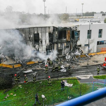 Mueren 8 personas, al estrellarse un avión contra un edificio en Milán
