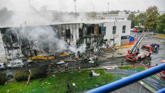 Mueren 8 personas, al estrellarse un avión contra un edificio en Milán