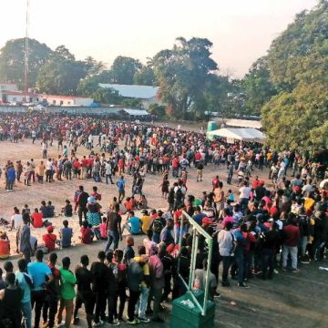Miles de haitianos en el estadio de Tapachula piden estatus de refugiados
