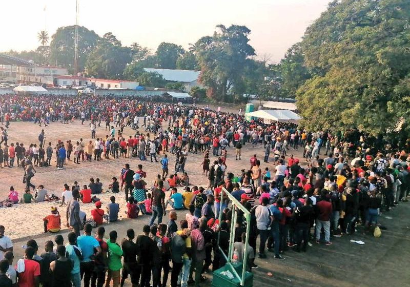 Miles de haitianos en el estadio de Tapachula piden estatus de refugiados