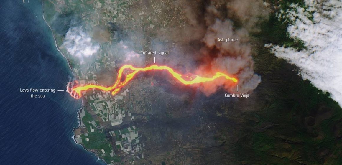 Se observa desde el satélite Sentinel-2 el recorrido de lava del volcán La Palma hacia el mar