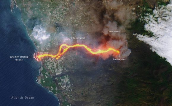 Se observa desde el satélite Sentinel-2 el recorrido de lava del volcán La Palma hacia el mar