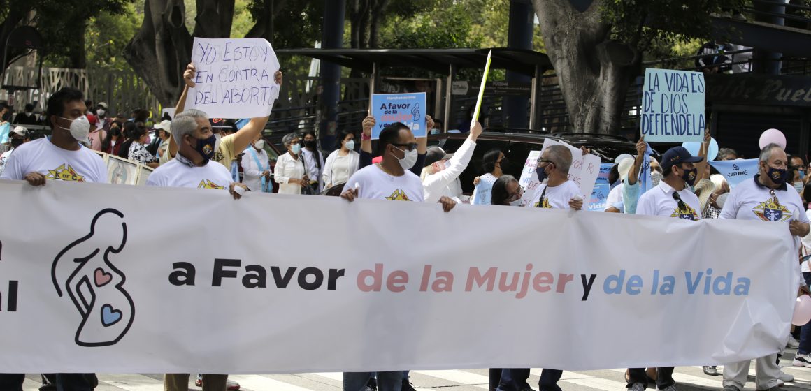 Grupos provida y familias en contra del aborto participaron en la marcha por la Mujer y la Vida en Puebla