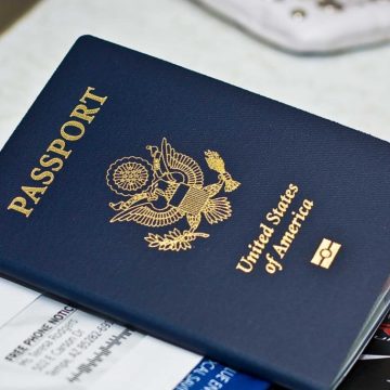 Emite EU primer pasaporte  con género ‘X’