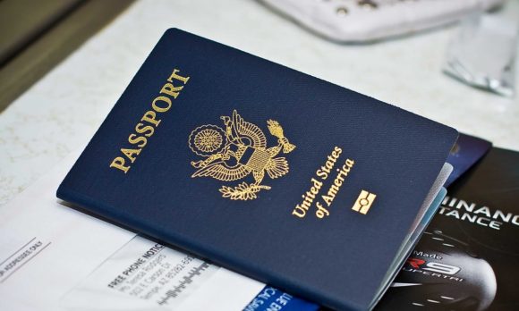 Emite EU primer pasaporte  con género ‘X’