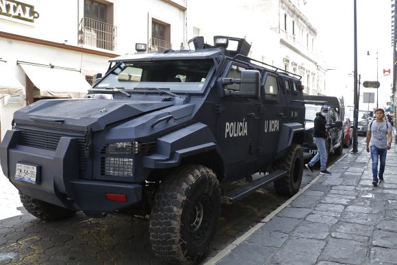 Granaderos resguardaron el cabildo y el traslado de cientos de cajas en palacio municipal
