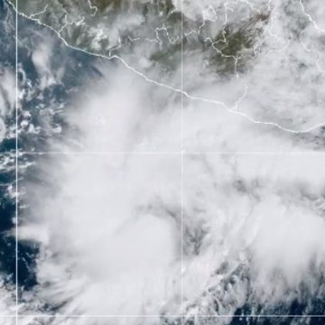 Rick tocará tierra como huracán 2 entre costas de Michoacán y Guerrero; AMLO ordena operativos
