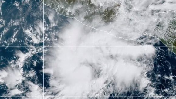 Rick tocará tierra como huracán 2 entre costas de Michoacán y Guerrero; AMLO ordena operativos