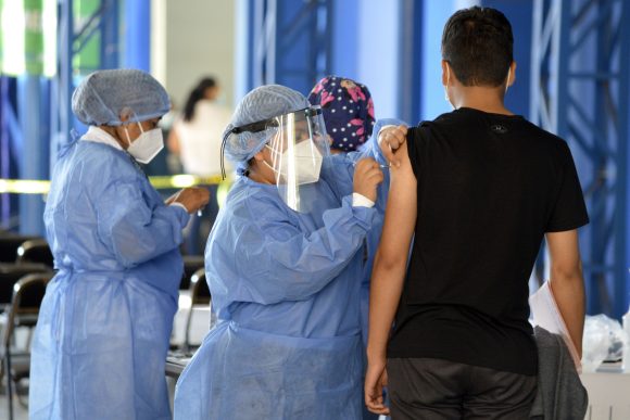 vacuna-covid-19-atlixco-481786 Reporta Salud únicamente 43 municipios con presencia del virus SARS-CoV-2