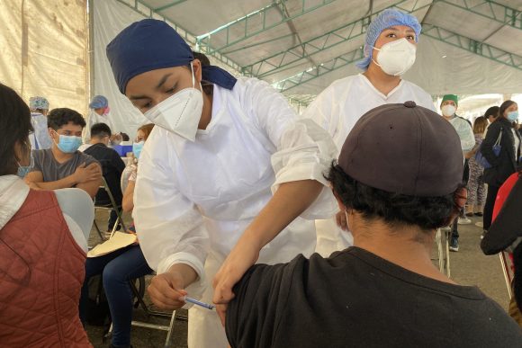 Extiende Salud jornada de vacunación en sierras Nororiental y Norte