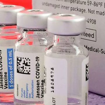 Moderna alista vacuna contra Ómicron; Pfizer prevé pronto retorno a la normalidad
