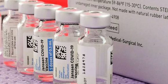 Franceses mayores de 18 años podrán vacunarse con una tercera dosis contra Covid-19