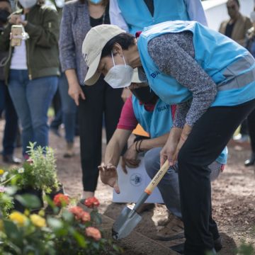 La rectora Lilia Cedillo pone en marcha los jardines y andadores polinizadores en la BUAP