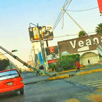 Camioneta derriba postes con cámaras de video vigilancia del C5 en Zavaleta