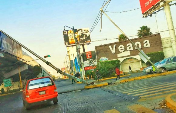 679854367954367543687953246879567895432 Camioneta derriba postes con cámaras de video vigilancia del C5 en Zavaleta