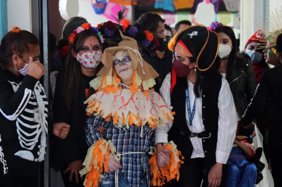 Realiza SEDIF festejos alusivos al “Día de Muertos” en casas de asistencia