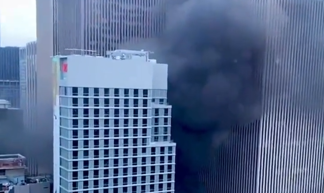 (VIDEO) Incendio en edificio cercano al Rockefeller Center en Nueva York