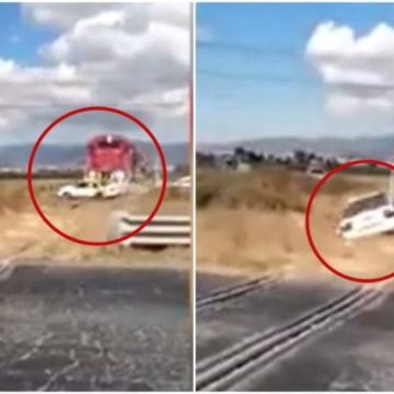 (VIDEO) Tren impactó y arrastró a un taxista que intentó ganarle el paso en Hidalgo