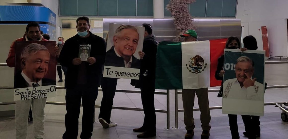 Llega AMLO a NY, lo reciben con mariachi y gritos de “reelección”