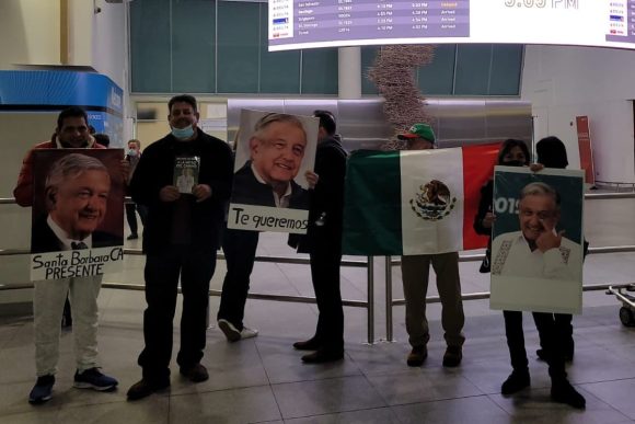 Llega AMLO a NY, lo reciben con mariachi y gritos de “reelección”