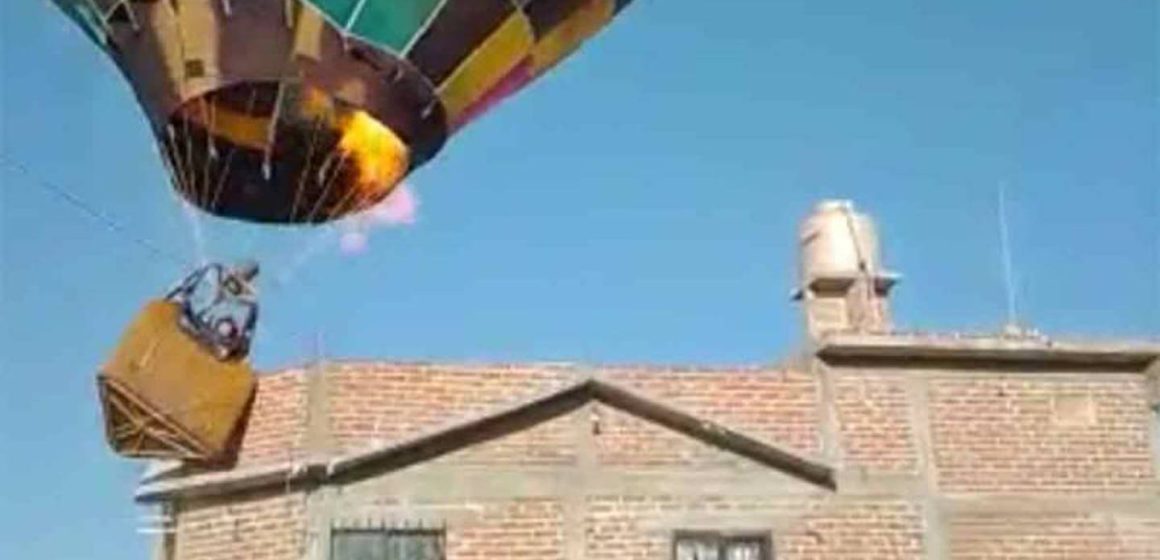 (VIDEO) Globo aerostático golpea casa en León