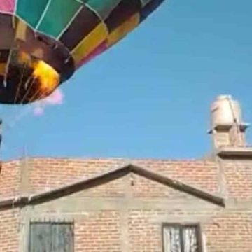 (VIDEO) Globo aerostático golpea casa en León