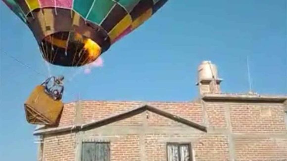 (VIDEO) Globo aerostático golpea casa en León