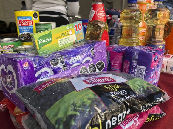 Responden poblanos al llamado del gobernador; acuden con víveres al centro de acopio del SEDIF