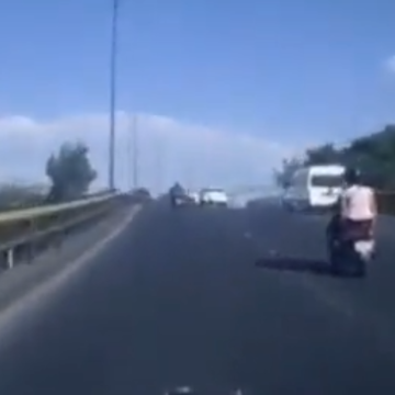 (VIDEO) Mujeres caen de distribuidor vial en Neza
