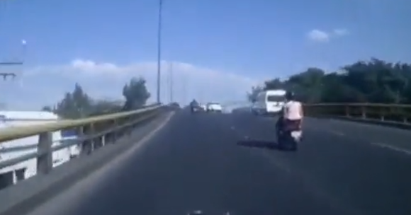 (VIDEO) Mujeres caen de distribuidor vial en Neza
