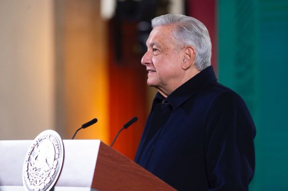 Amenaza AMLO con exhibir a congresistas de EU