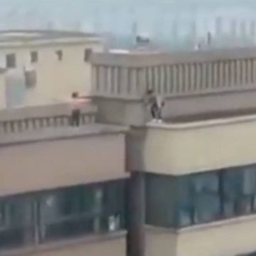 Captan en video a dos niños mientras practicaban saltos en un edificio de 27 pisos