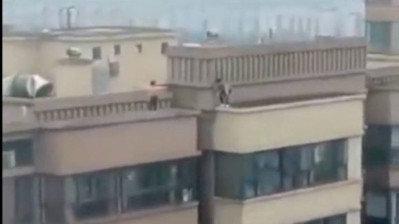 Captan en video a dos niños mientras practicaban saltos en un edificio de 27 pisos