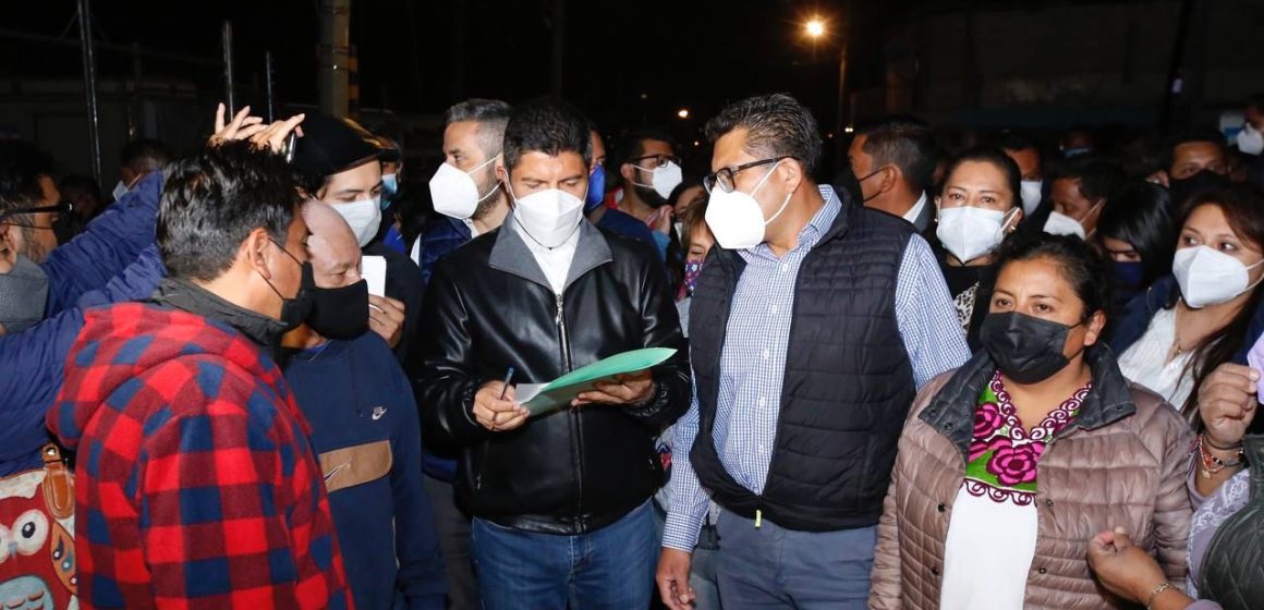 Notifica Eduardo Rivera las 50 primeras viviendas sobre alto riesgo en Xochimehuacán