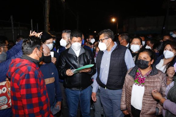 Notifica Eduardo Rivera las 50 primeras viviendas sobre alto riesgo en Xochimehuacán