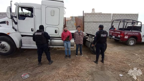 Policía Estatal frustra robo de tractocamión
