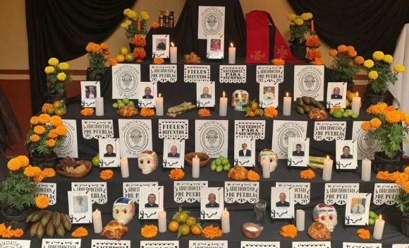 Coloca Arquidiócesis de Puebla ofrenda para recordar a sacerdotes fallecidos en tiempos de Covid-19