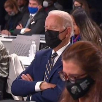 Joe Biden es captado dormitando durante la cumbre de la COP26