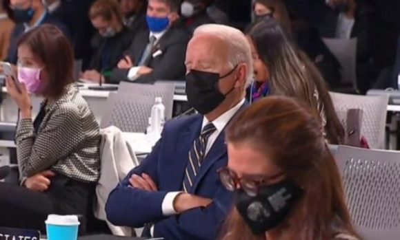 Joe Biden es captado dormitando durante la cumbre de la COP26