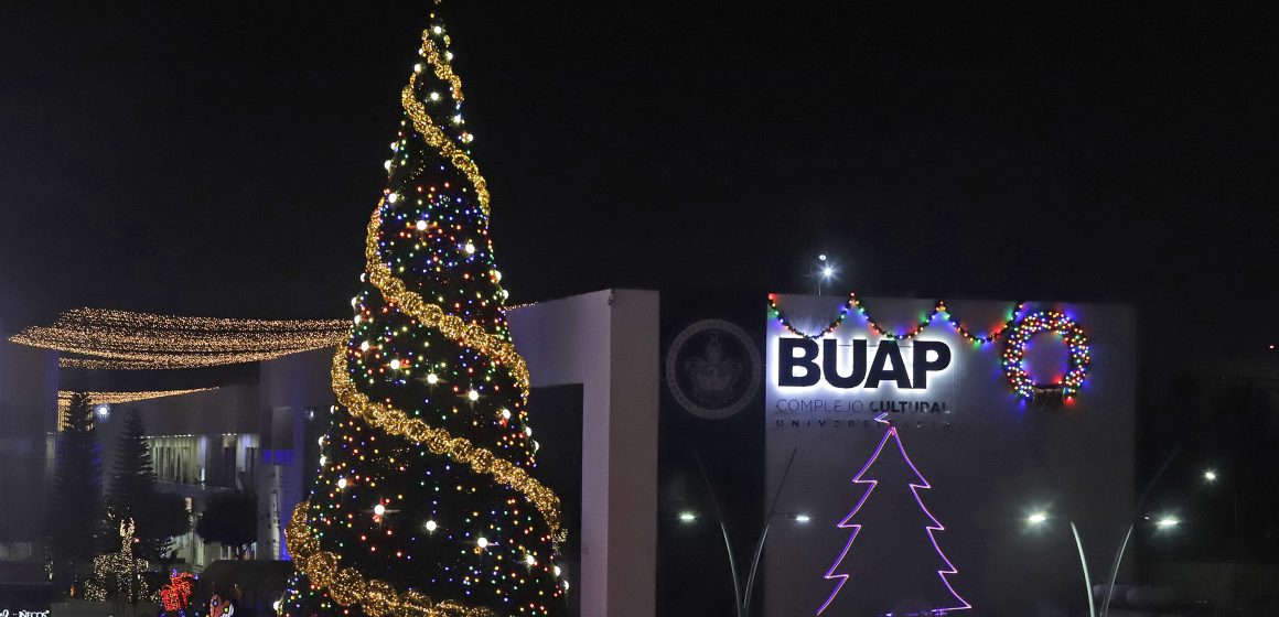 Encienden el tradicional árbol de Navidad en el CCU