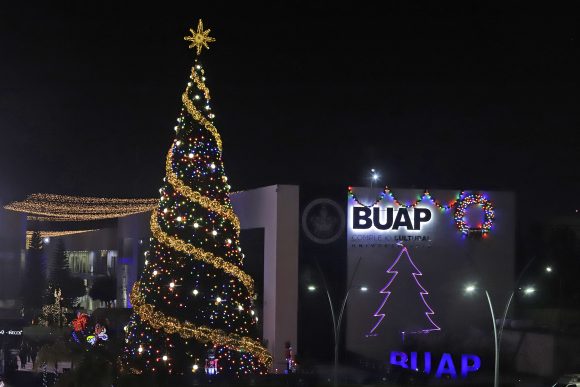 Encienden el tradicional árbol de Navidad en el CCU