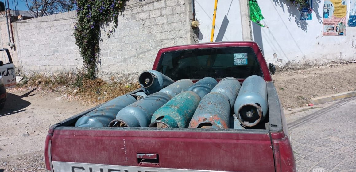 Detiene Policía Estatal a hombre por transportar 17 tanques de gas LP