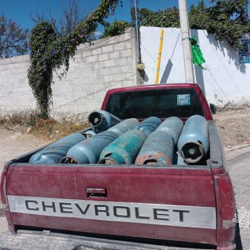 Detiene Policía Estatal a hombre por transportar 17 tanques de gas LP