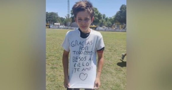 “Besos al cielo” así celebra el pequeño en honor a su madre recién fallecida y meter gol