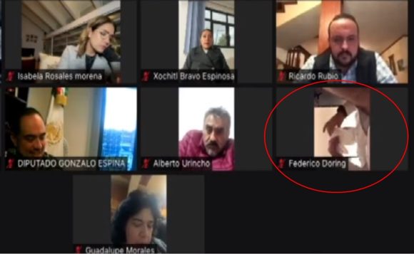 Federico Döring en el baño Captan a Federico Döring en un baño durante sesión virtual. Viral